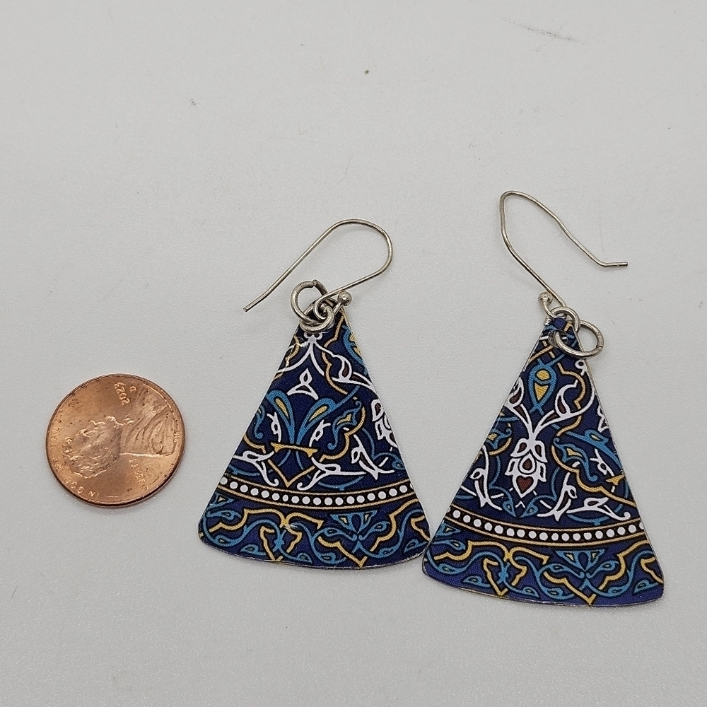 Lightweight triangular metal dangle earrings in blue pattern - Picture 4 of 4